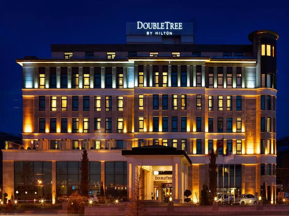 DOUBLE TREE BY HILTON (Copy).jpg